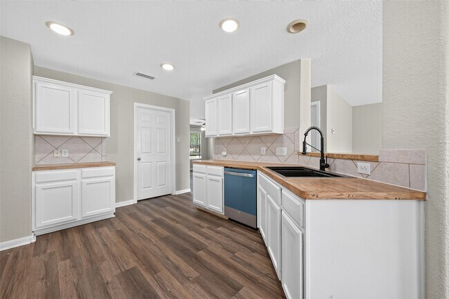 Building Photo - 3219 Watercliff Ct