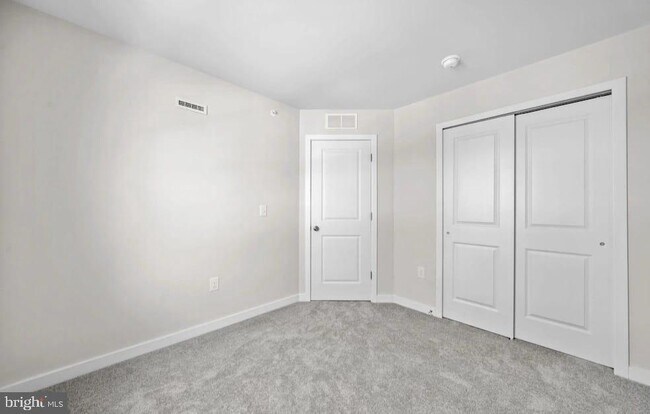 Building Photo - 242 Talucci Dr