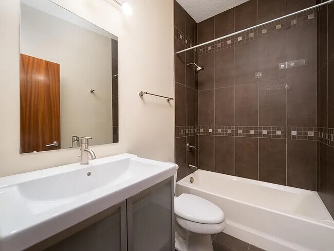 Building Photo - 38 NE Going St