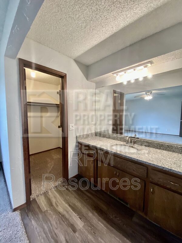 Building Photo - 913 Clear Creek