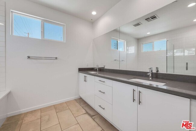 Building Photo - 4320 N Eagle Rock Blvd