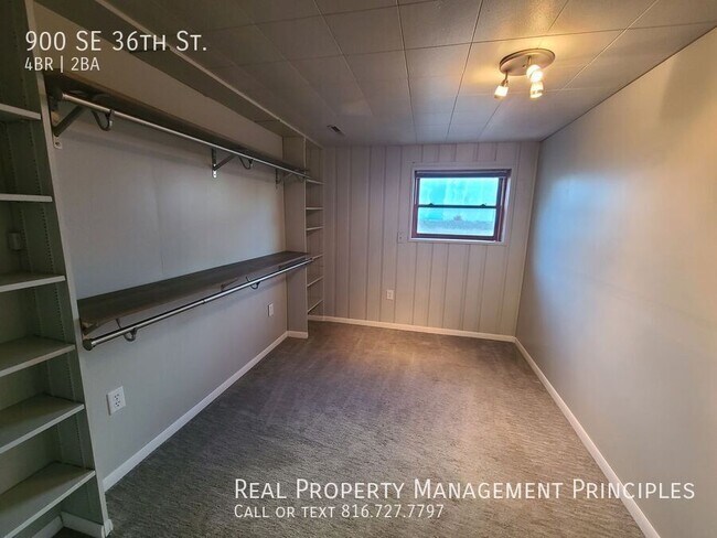 Building Photo - 900 SE 36th St