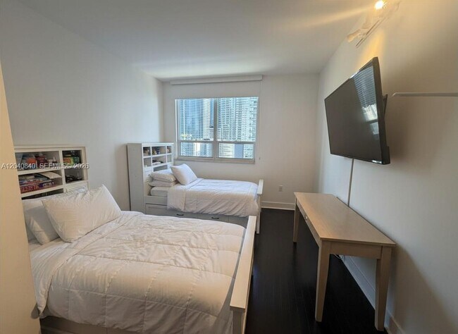 Building Photo - 801 Brickell Key Blvd