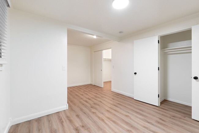 Building Photo - Renovated 2BR in Milwaukie