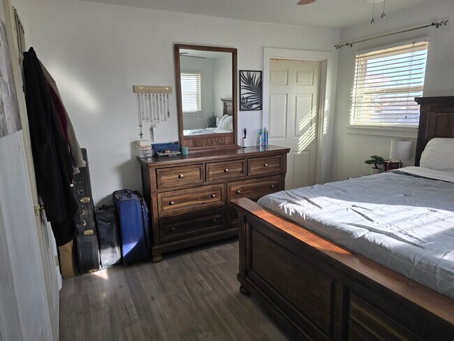 Building Photo - 1004 W Yucca Ave