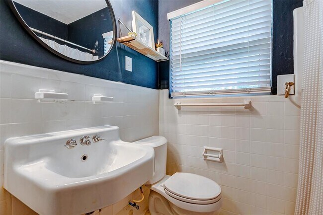 Building Photo - 515 Azaleadell Dr