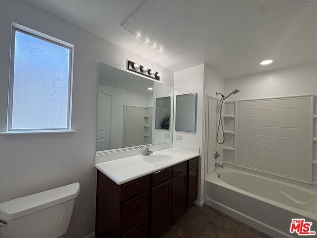 Building Photo - 6400 Crescent Prk E