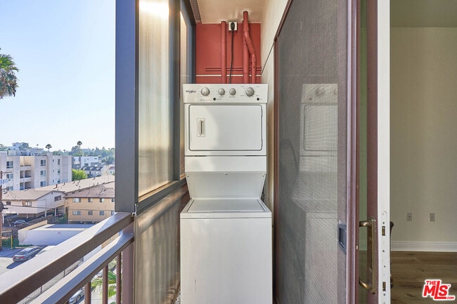 Building Photo - 345 S Gramercy Pl