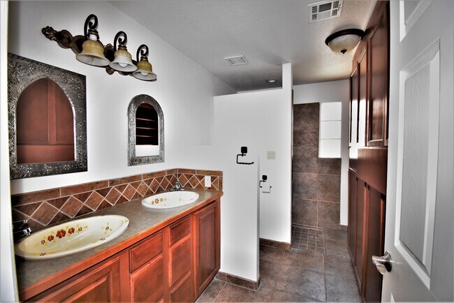 Building Photo - Beautiful 3 Bed/2Bath Townhouse Home off of Roadrunner Pkwy