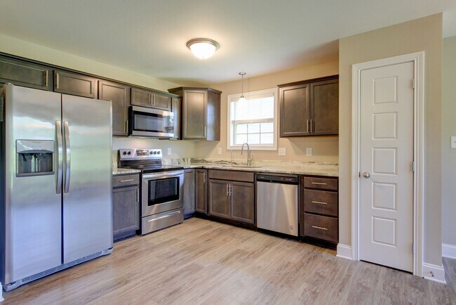 Building Photo - Sharp 3 bed 2 Bath Close To Ft Campbell