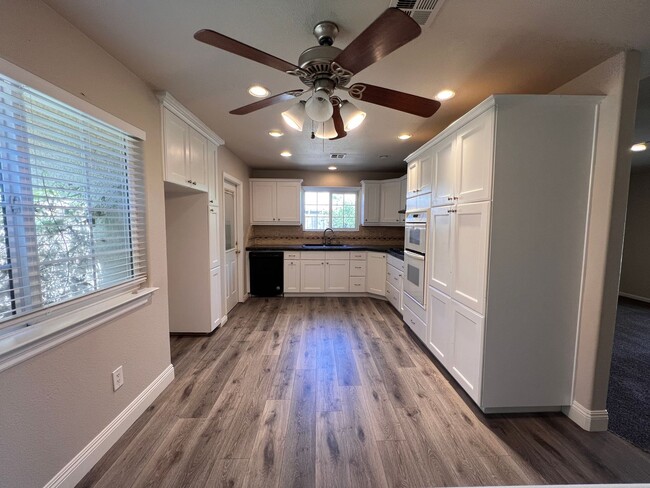 Building Photo - $2,250 Fowler & Shields, 3 Bedrooms - E Fe...