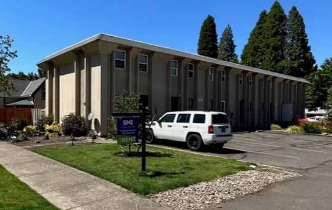 Building Photo - FREE RENT! 2x1 Townhome on Miller St S