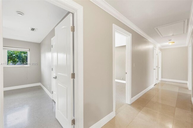 Building Photo - 633 Solar Isle Dr