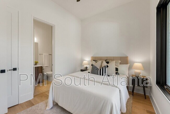 Building Photo - 194 E Lake Terrace SE