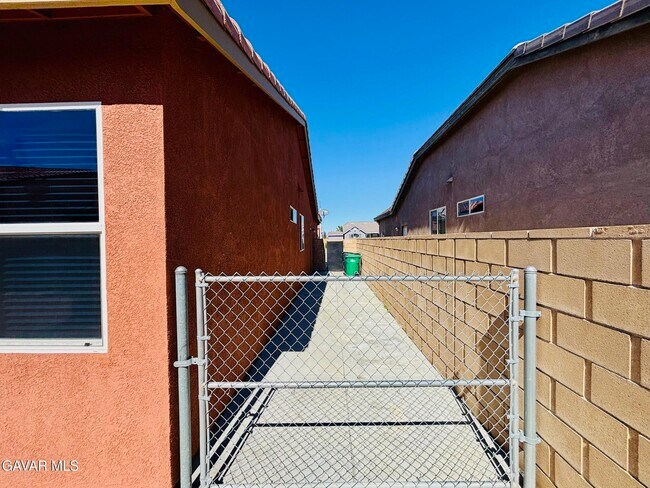 Building Photo - 5806 W Ave K-3