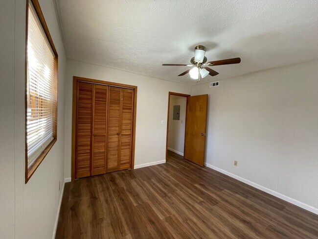 Building Photo - Freshly Renovated 1 bedroom convenient to 40, lovely wooded setting