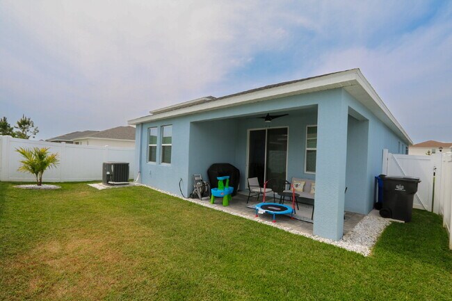 Building Photo - Stunning 4-Bedroom Home in South Fork with...