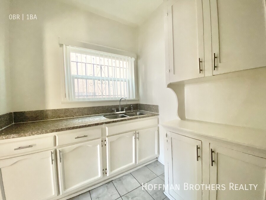 Building Photo - 563 Heliotrope Dr