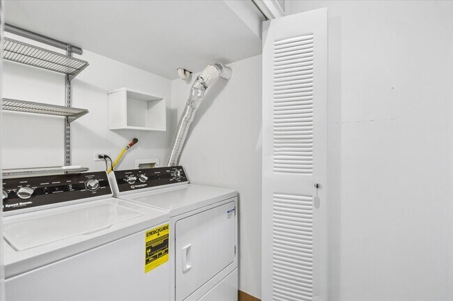 Building Photo - 525 W Superior St