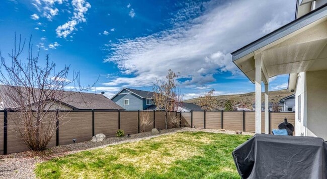 Building Photo - 5587 W Song Sparrow St