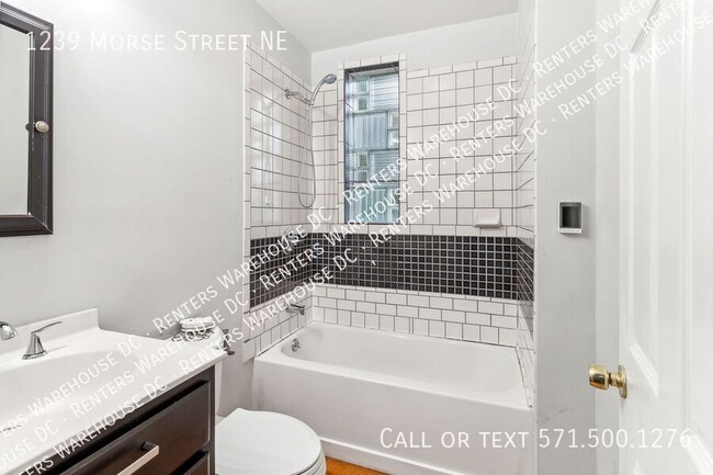 Building Photo - Charming 2-level 3Bd/1.5Bth TH W/Parking! ...