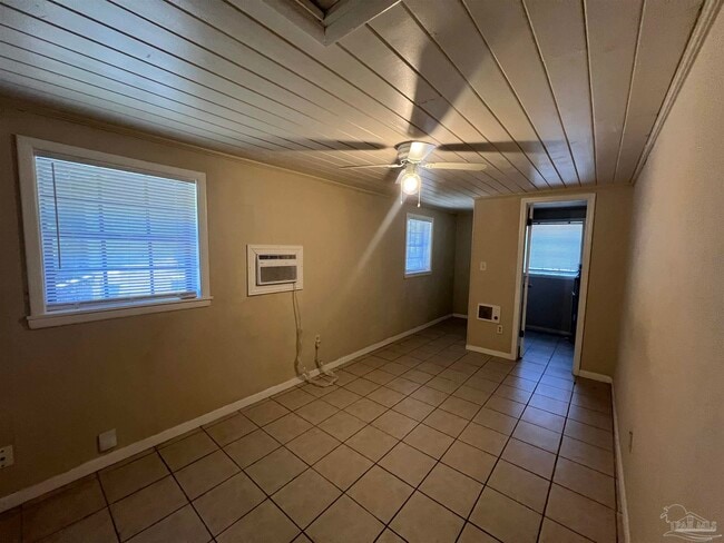 Building Photo - 1036 Hawthorn Dr