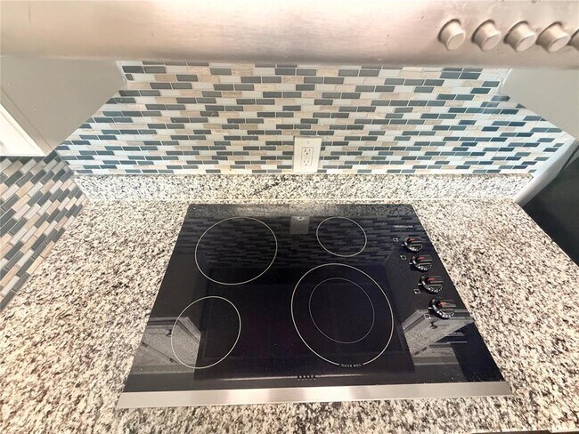 Building Photo - 3215 Oakwood Dr