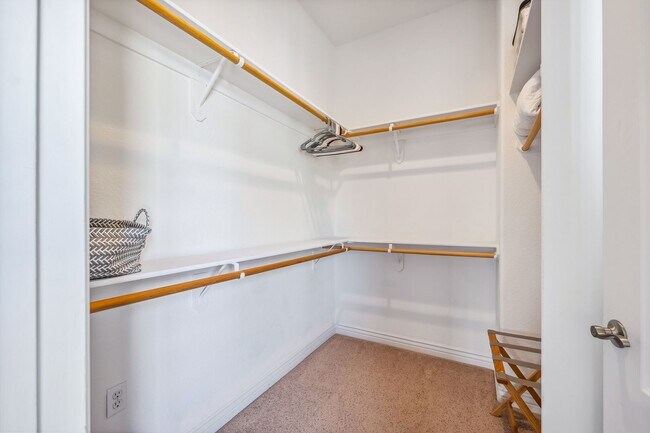 Building Photo - 3 BR + Bonus, Fully furnished, Includes Ut...