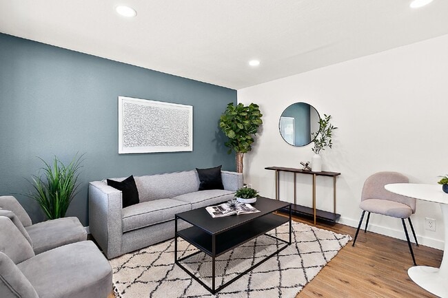 Building Photo - Newly Remodeled 1-Bedroom Duplex Unit with...
