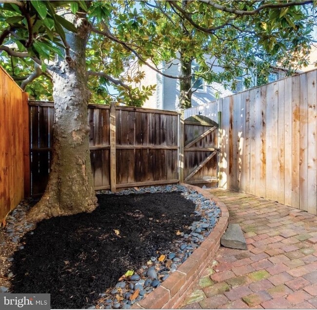 Building Photo - 211 3rd St SE