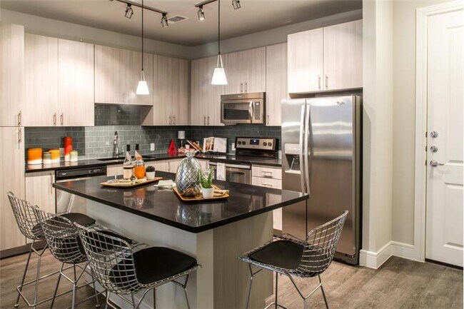 Building Photo - 1623 E 6th St