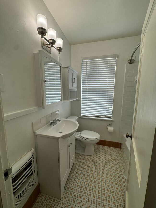 Building Photo - Available Now! The Villa Condo 3 BR Must See
