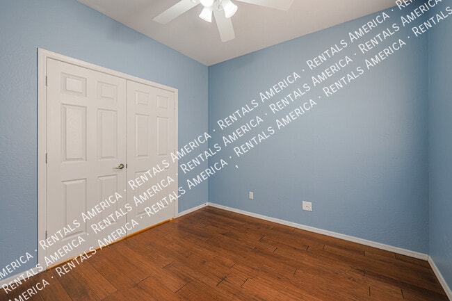 Building Photo - *$500 off the 1st full month's rent with a...