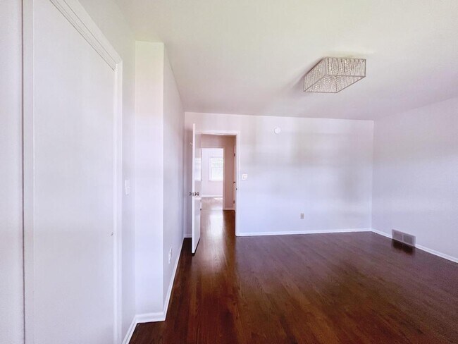 Building Photo - 133 Seemans Ln