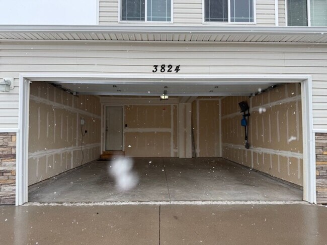 Building Photo - House For Lease