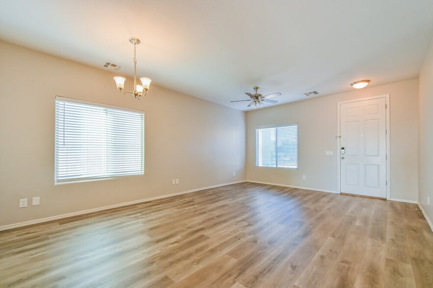 Building Photo - 28779 N Spur Dr