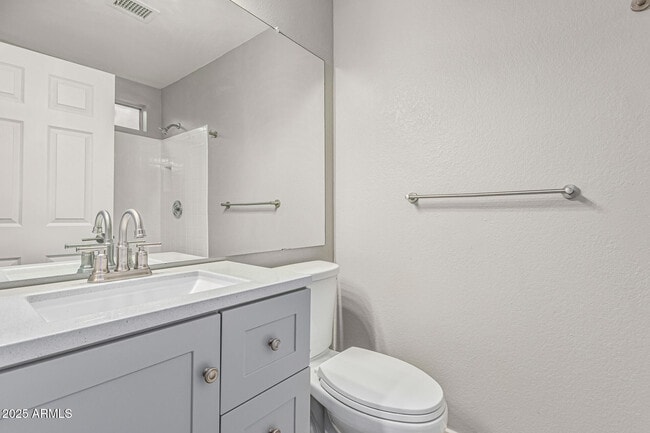 Building Photo - 1505 E Divot Dr