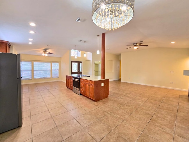 Building Photo - Stunning 3BR/ 2BA Home in The Trails Near UTC