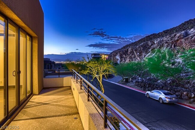 Building Photo - 917 Vegas View Dr