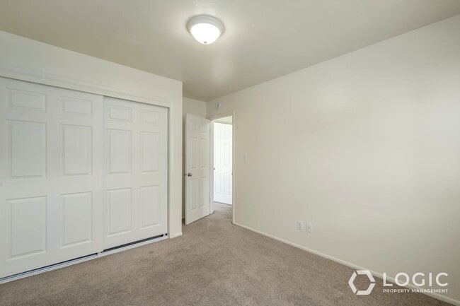 Building Photo - End Unit Townhome!