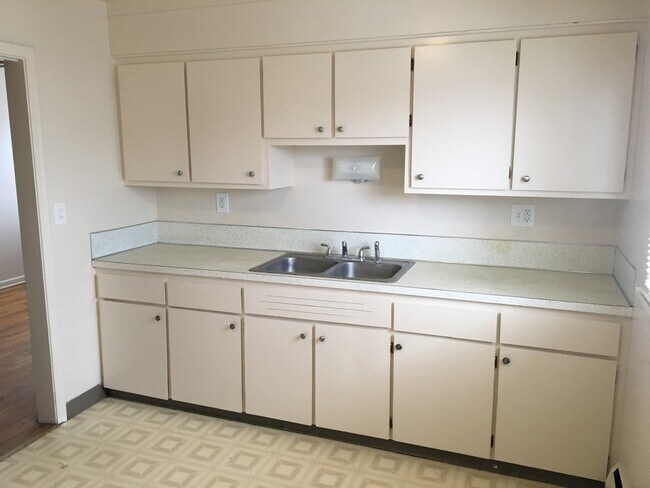 Building Photo - G 2288 E Hemphill Rd Apt (Range 1 - 4)
