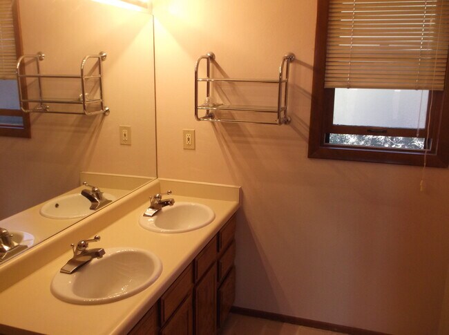 Building Photo - Beautiful Townhome in Colorado Springs