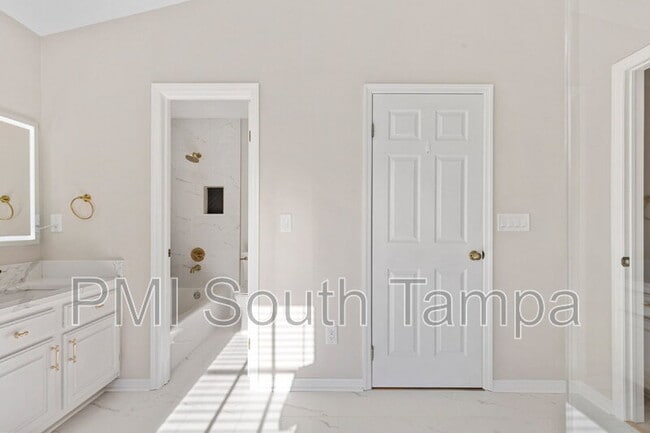 Building Photo - 3110 W Villa Rosa St