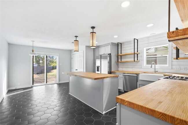 Building Photo - 905 E 53rd St