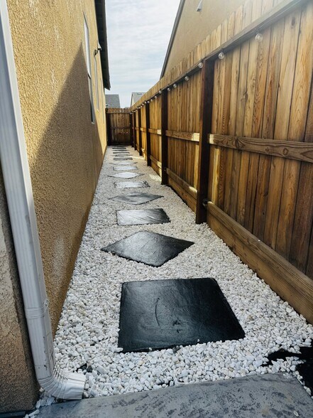 Building Photo - 65XX E Lamona Ave