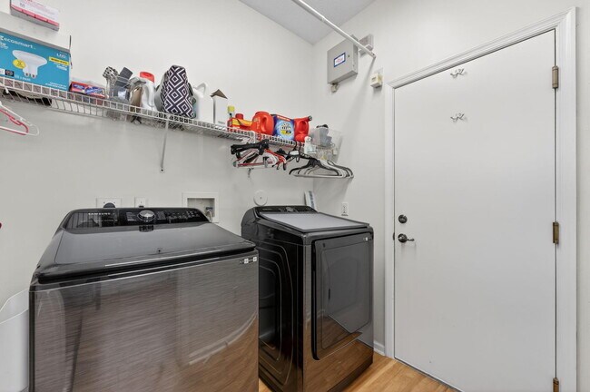 Building Photo - 6689 Southport Dr