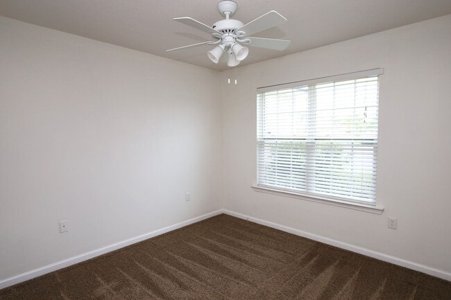 Building Photo - 3658 Linden Cir