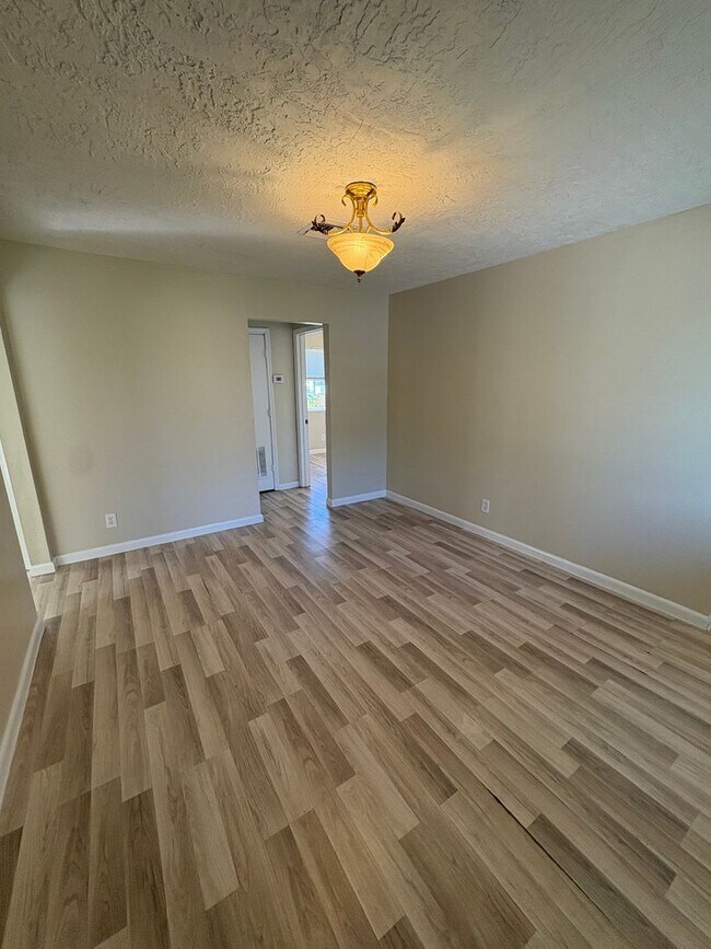 Building Photo - Recently renovated 3/1 House in Ft. Pierce