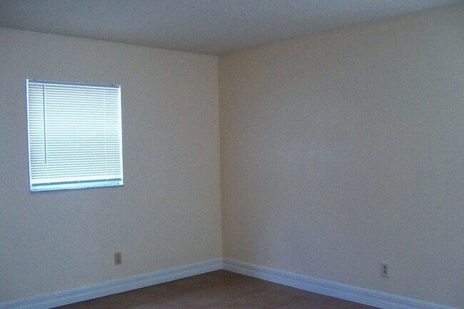 Building Photo - 2 Bedroom 2 full Bath home on cul-de-sac