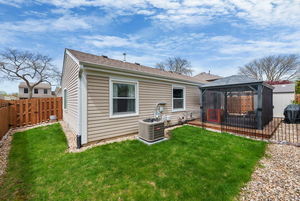 Building Photo - 5045 Rochester Dr